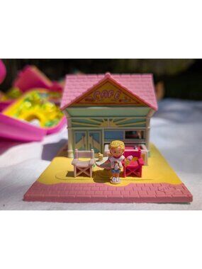 VTG 1993 BLUEBIRD POLLY POCKET BEACH CAFE One Doll 1 Figure